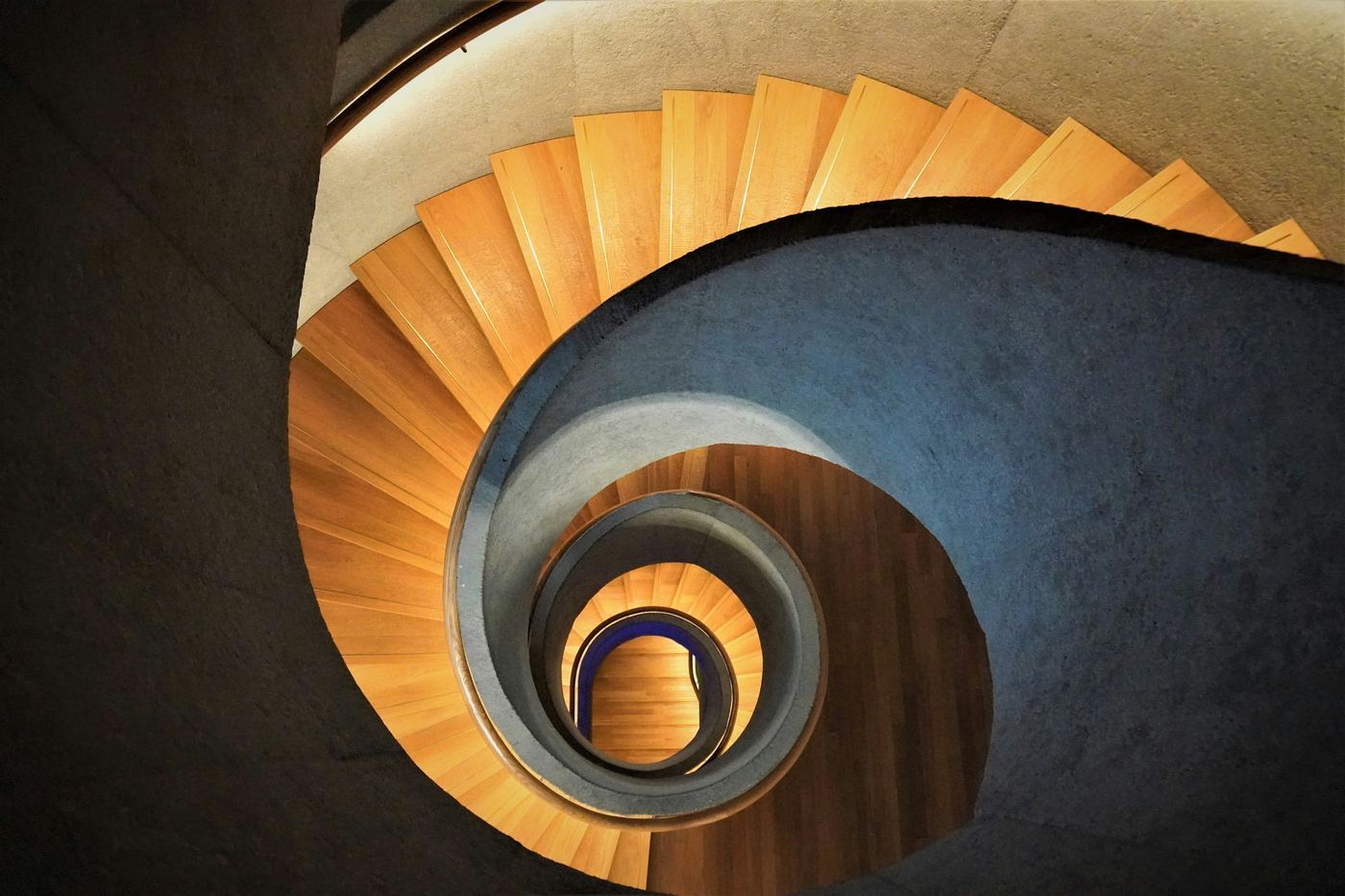 Escalier hélicoïdal doré — ingénierie financière Emeïs Conseil